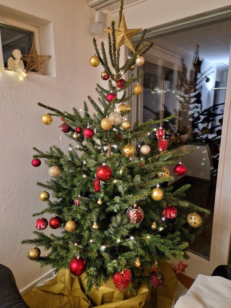 Grosser HAPPY TREE Christbaum geschmückt