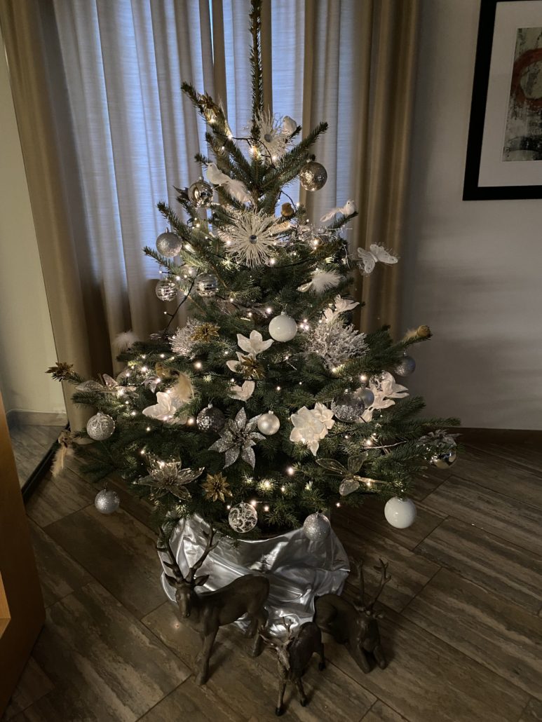 Durch Kunden geschmückter Weihnachtsbaum von HAPPY TREE