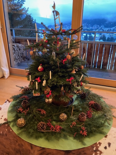 Klassisch geschmückter HAPPY TREE Weihnachtsbaum